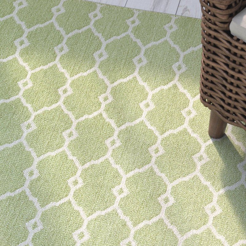 Tapis intérieur / extérieur vert Yepez, Rectangle 6 pi 7 po x 9 pi 6 po