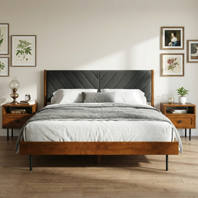 Structure de lit très grand en bois massif Felisha avec tête de lit en tissu, lit plateforme tapissier moderne contemporain, finition caramel