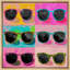 Lunettes de soleil élégantes sur fond rouge et rose-102480293-102480295