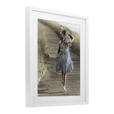 «Girl with Sun Hat Walking», reproduction encadrée sous verre, conception de Kendra Dew