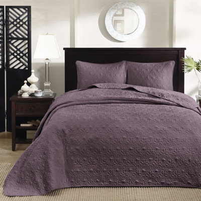 Courtepointe réversible. Coton rembourré pour plus de confort. Touche décorative matelassée. Livré avec 2 taies décoratives. Literie lavable à la machine pour un sommeil douillet. Chambre chaleureuse. Comprend