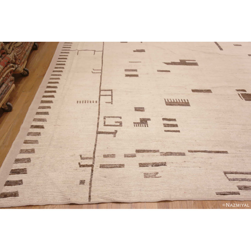 Grand tapis moderne tribal géométrique brun / ivoire à motif géométrique doux et unique
