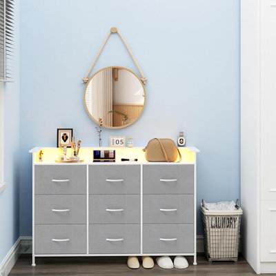 Commode grise avec éclairage à DEL pour la chambre à coucher 9 tiroirs avec station de charge Commodes et commodes pour le vestibule Hall d'entrée Chambre d'enfant Cadre en bois robuste Poignée en bois à tirer facilement