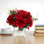 Arrangement de fleurs artificielles roses dans un vase en verre avec de l'eau artificielle (rouge)-514225484