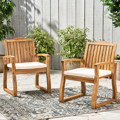 2 pièces de fauteuils de salle à manger d'extérieur - bois, coussins crème, l 26,75 po x H 35 po, siège H 18,75 po