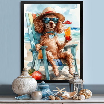 Caniche brun sur la plage relaxant