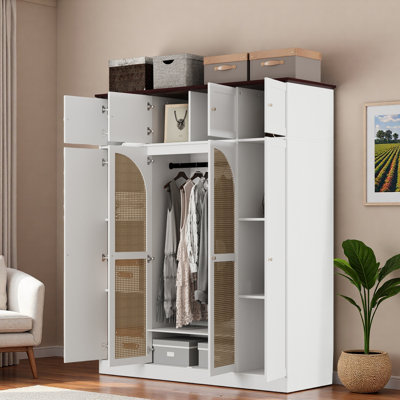Armoire-penderie à grande capacité avec tringle, tablettes réglables et portes décoratives en rotin