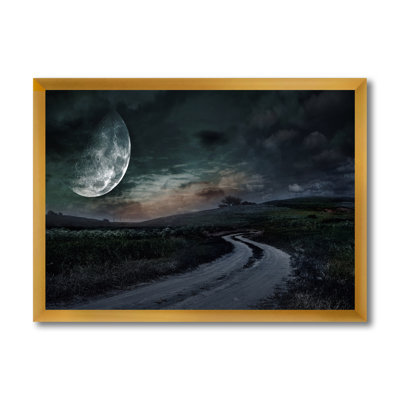Route de campagne à travers la prairie sous la pleine lune - photographie sur toile