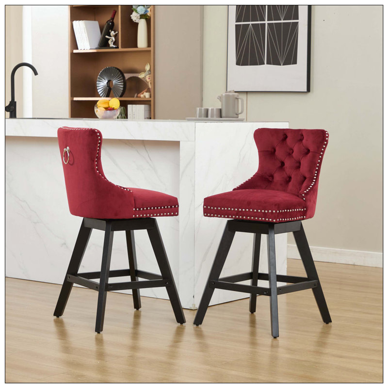 Ensemble de tabouret de bar pivotant en velours avec décoration capitonnée, pieds en bois et garniture cloutée chromée, idéal pour les loisirs à la maison