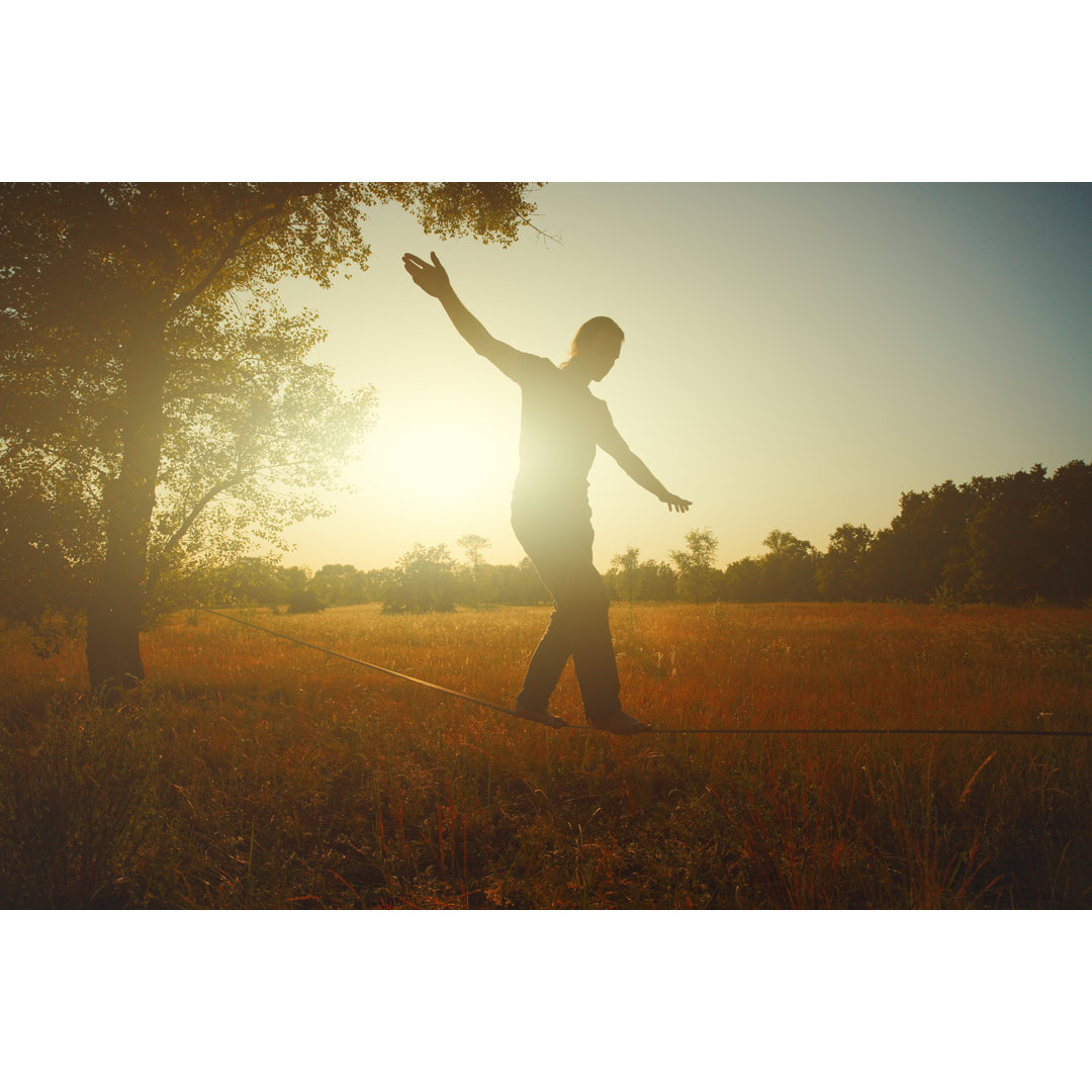 Man Walking von Myshkovsky - Druck auf Leinwand ohne Rahmen