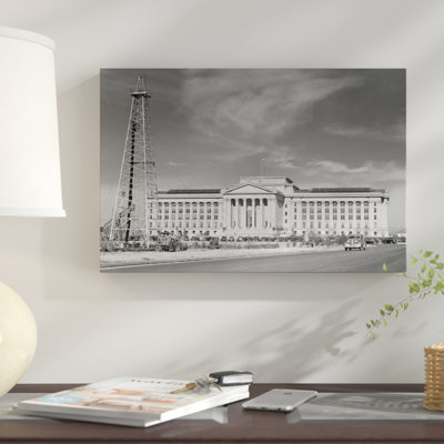 «1940s Capitol Building with Oil Derrick in Premier plan Oklahoma City Oklahoma USA», reproduction de photo sur toile tendue