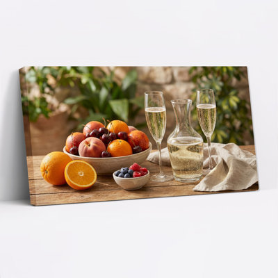 Agrumes et baies avec flûtes à champagne sur une table en bois, art mural