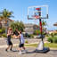 Panier de basket portable IGL 54 po, panneau renforcé incassable, hauteur réglable de 2,30 à 3 m, base ultra-stable avec roulettes, pour allée et jardin.