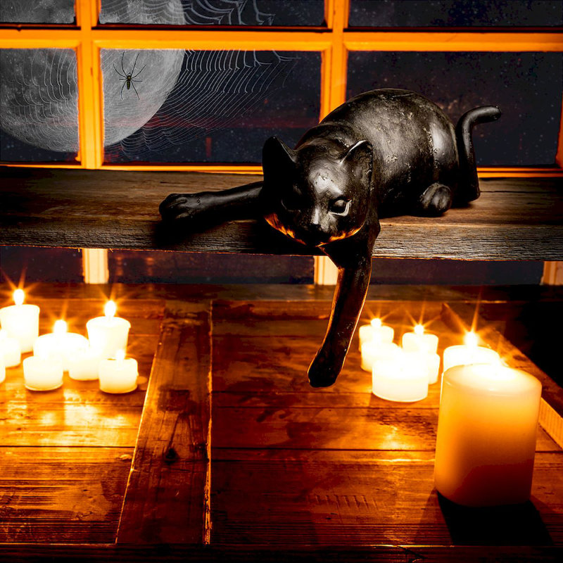 Figurine de chat délassant avec patte