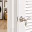 Porte intérieure à persiennes avec cadre, porte de placard ventilée blanche avec charnières et poignée-125132404-125132408