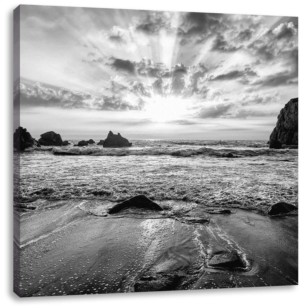 Sandstrand mit Felsen im Sonnenuntergang, monochromer Leinwanddruck Square