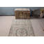 Tapis turc tissé à la main au motif géométrique rose, idéal pour enrichir le décor de votre salon
