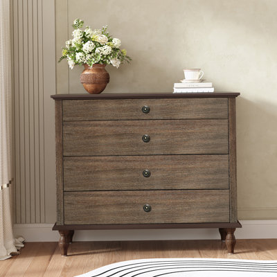Grande commode antique à 4 tiroirs avec pieds en bois massif, rangement coulissant en douceur et ensemble anti-basculement de sécurité pour la chambre à coucher ou la chambre de bébé.