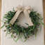 Couronne artificielle 15,7 pouces pour porte d'entrée, couronne de verdure artificielle avec nœud en toile de jute et olives