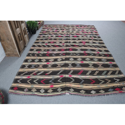 Kilim tribal bohémien noir: un grand tapis turc en laine fabriqué à la main pour le salon