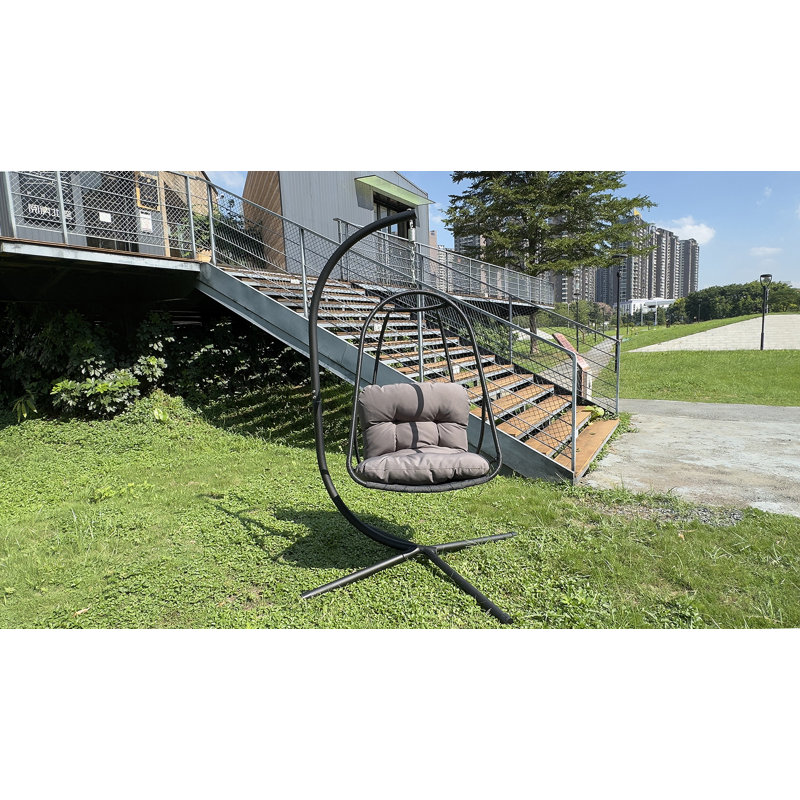 Fauteuil à œufs pivotant avec support et porte-gobelet pour une utilisation intérieure / extérieure avec une conception pliable et une fabrication en osier résistant aux intempéries