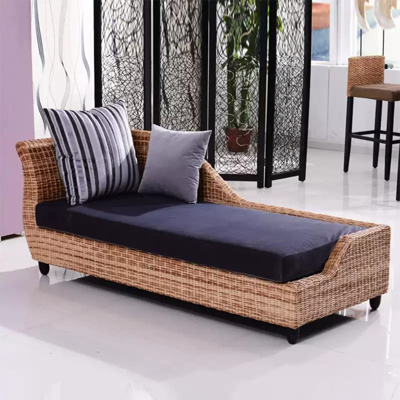 Chaise en rotin de bois massif exquise et moderne, Orienté à gauche (vu de face)