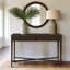 Console de rangement cannelée à 2 tiroirs au design élégant, parfaite pour les couloirs et les salons, alliant style et fonctionnalité.