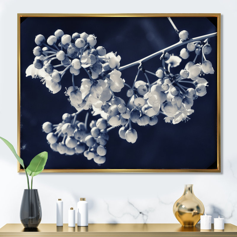 Wild Berries Blue Vintage Botanical I sur toile, H 34 po x l 44 po x P 1,5 po, Cadre flottant doré