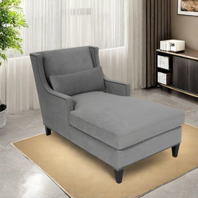 Chaise en bois massif cloutée confortable et tendance