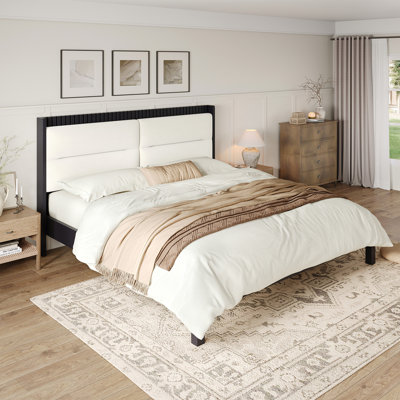 Structure de lit plateforme en bois massif avec tête de lit tapissier en velours beige