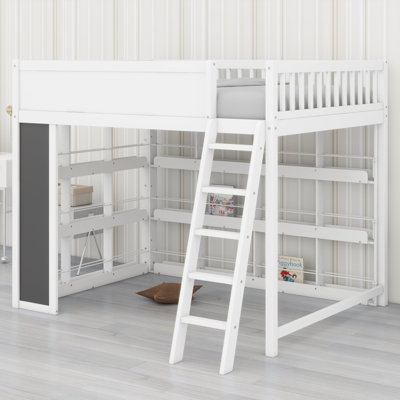 Le lit mezzanine avec tableau noir, éclairage DEL et étagères à livres complète un décor de chambre ludique