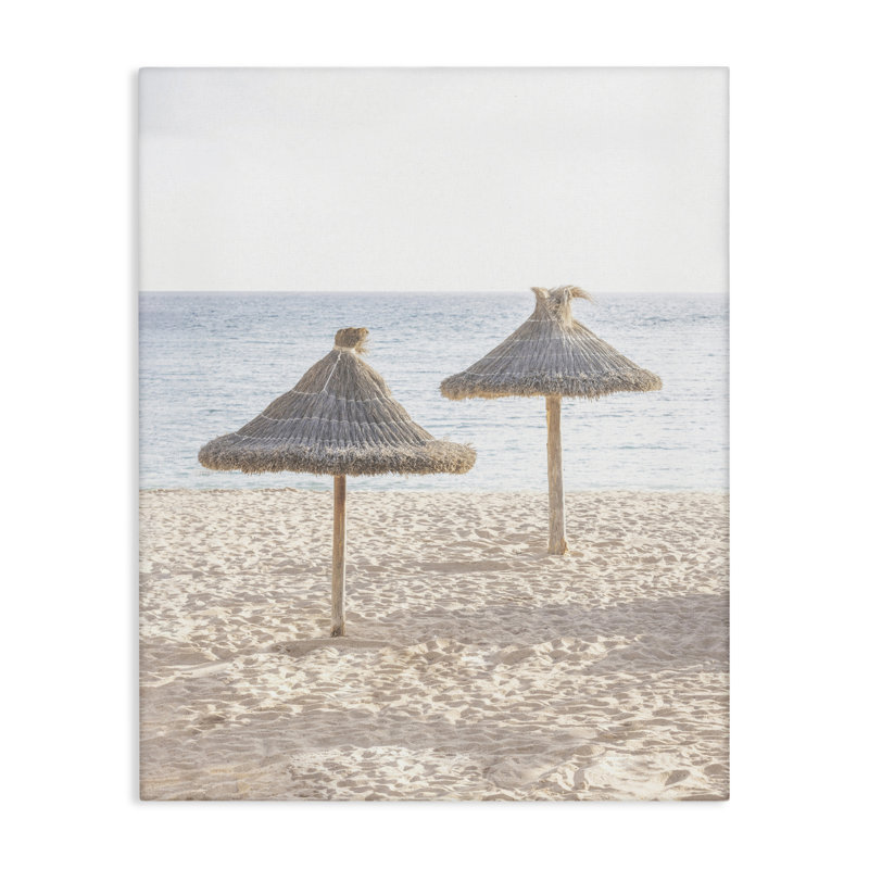 Parasols de paille sur toile de plage, design par Sissi et Seb, H 30 po x l 24 po