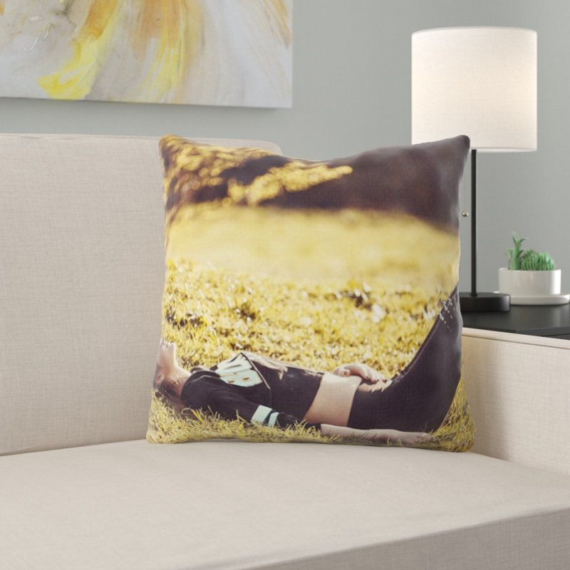 Coussin de la fille à l’herbe