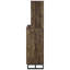 Armoire à vin 2 portes avec finition en chêne rustique, design à chevrons, rangement et accents industriels pour les éléments rétro modernes de la salle à manger, façade, support, verres à pied