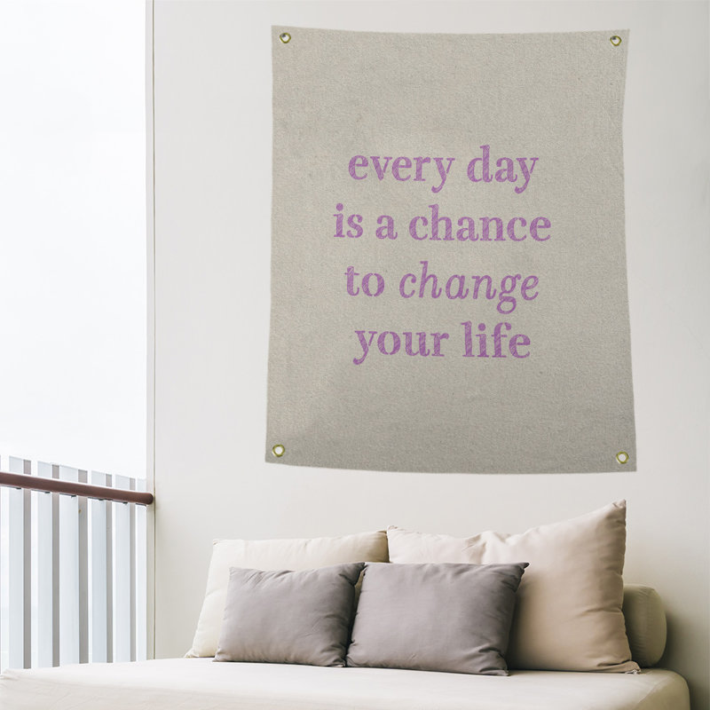 Tapisserie en polyester changer votre citation vie, H 80 po x l 59 po, Blanc / violet