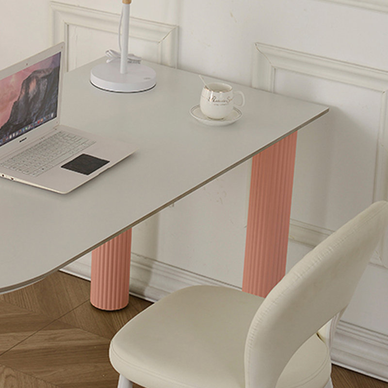 Bureau d'écriture de style crème avec des pieds roses, H 29,52 po x l 47,24 po x P 23,62 po
