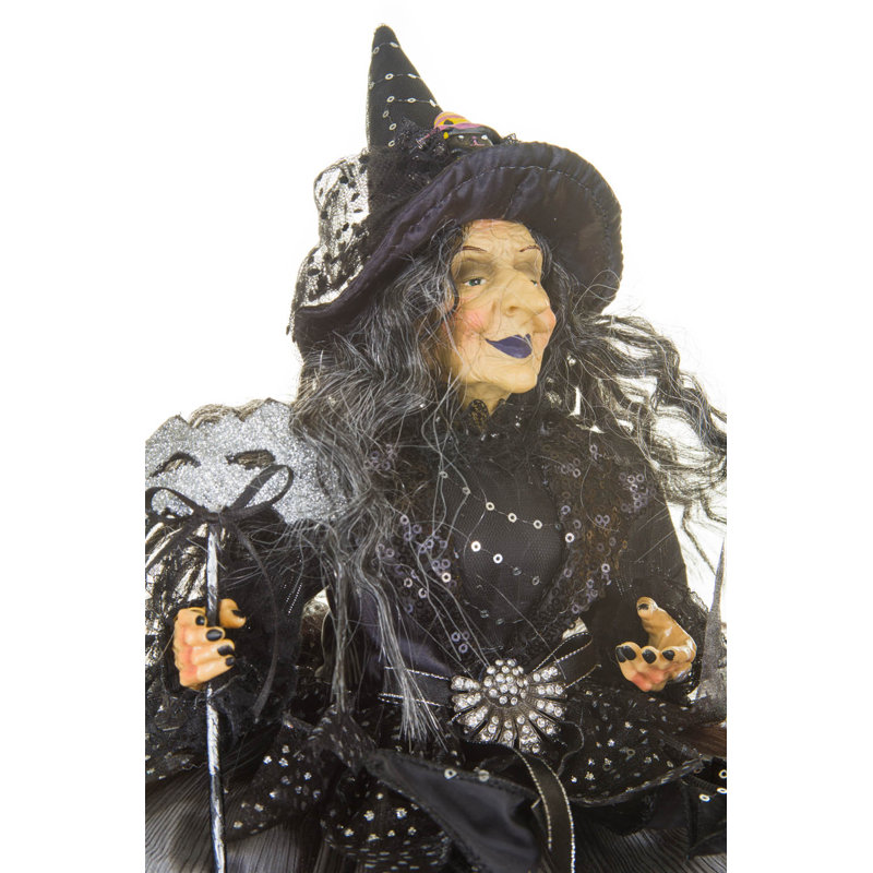 Sorcière noire souriante assise