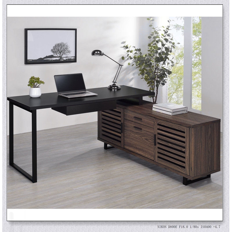Bureau d'ordinateur moderne en L avec beaucoup de rangement et un espace de travail étendu, idéal pour un usage domestique et professionnel
