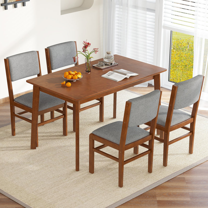 Ensemble repas pour quatre personnes