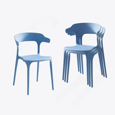 Un ensemble de 4 chaises empilées