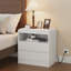 Ensemble de 2 tables de chevet modernes en bois cannelé avec bord incurvé en cascade, station de charge intégrée (CA, USB et Type-C), tablette de rangement ouverte et 2 tiroirs, table de chevet de table de 23,6 po de largeur, blanc-172618531-172618533