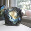 Grande sculpture en labradorite irisée Emilijana