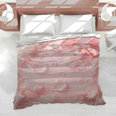 Édredon rose avec pétales de rose
