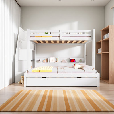 Lit simple superposé au dessus d'un lit double avec escalier de rangement, lit gigogne, tablettes de rangement, DEL et USB