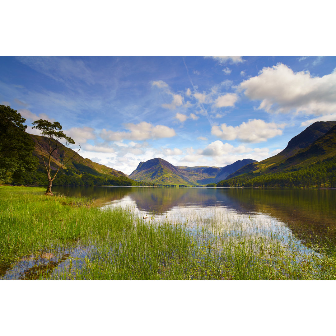 Sonnenschein über Buttermere von Simonbradfield - Leinwandbild