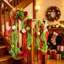 Guirlande de Noël de 2,74 m (9 pi), lot de 2, guirlande en maille rouge et verte pré-décorée avec ornements de Noël pour la décoration intérieure des fêtes de fin d'année.