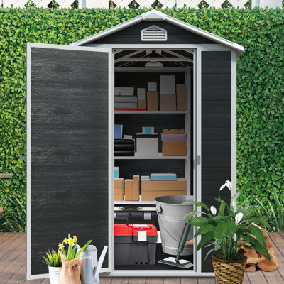Remise de rangement pour l'extérieur en plastique noir 4 pi x 6 po avec plancher, panneaux en résine renforcée de métal, bouches d'aération, fenêtre latérale, porte simple verrouillable pour les articles de jardin, structure à parois multiples robuste, évents