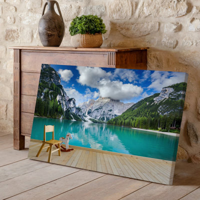 Toile, "Une scène sereine au bord du lac", art mural entouré d'un lac turquoise tranquille par Majestic Mountains Under A Bright Blue Sky