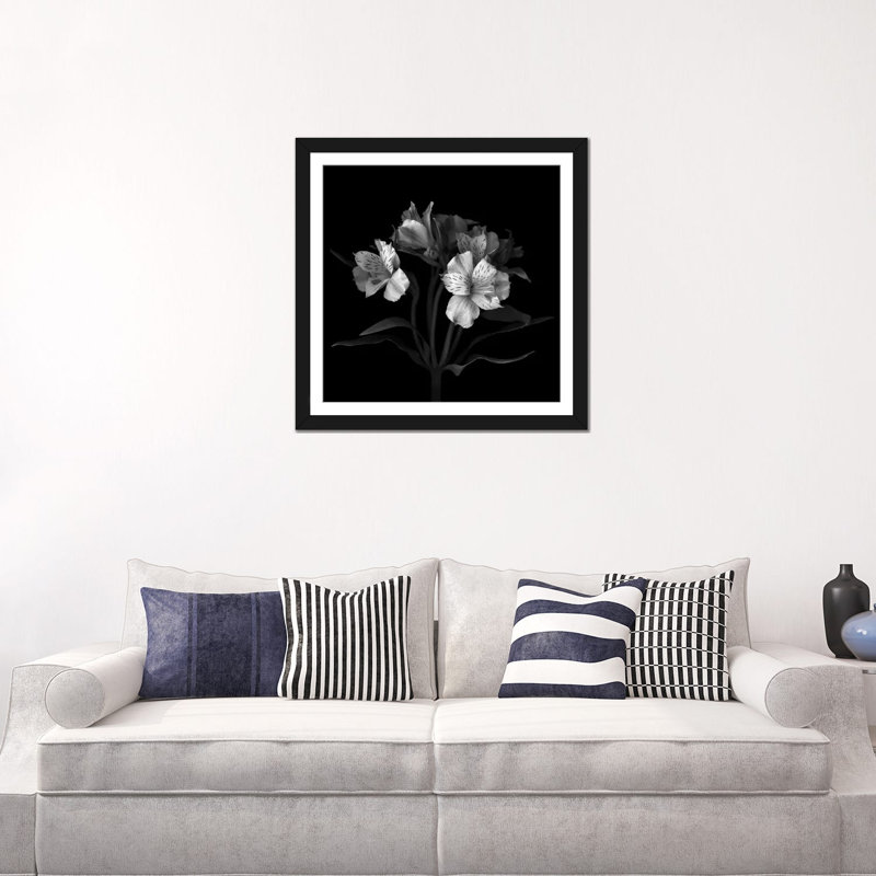«Alstoemeria VII, B&W» par Magda Indigo, impression sur toile, H 24 po x l 24 po x P 1 po, Papier avec cadre noir, Blanc