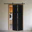 Porte de grange coulissante en panneau de fibres à densité moyenne noyer noir 2 panneaux de 84 po x 48 po avec quincaillerie